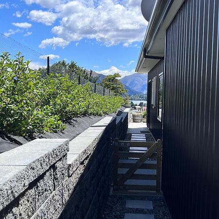 Lake Views - New Apartment With Room To Relax 와나카 외부 사진