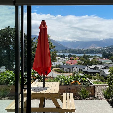 Lake Views - New Apartment With Room To Relax 와나카 외부 사진