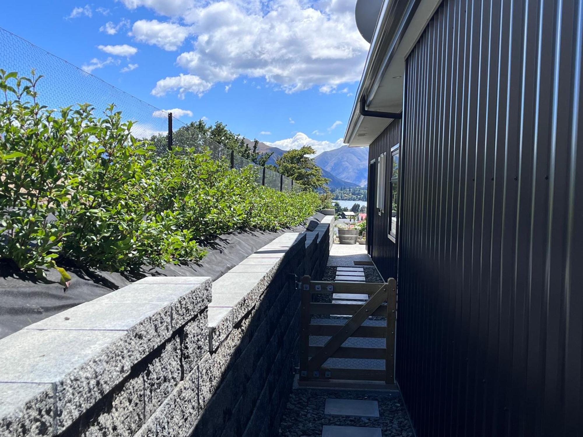 Lake Views - New Apartment With Room To Relax 와나카 외부 사진