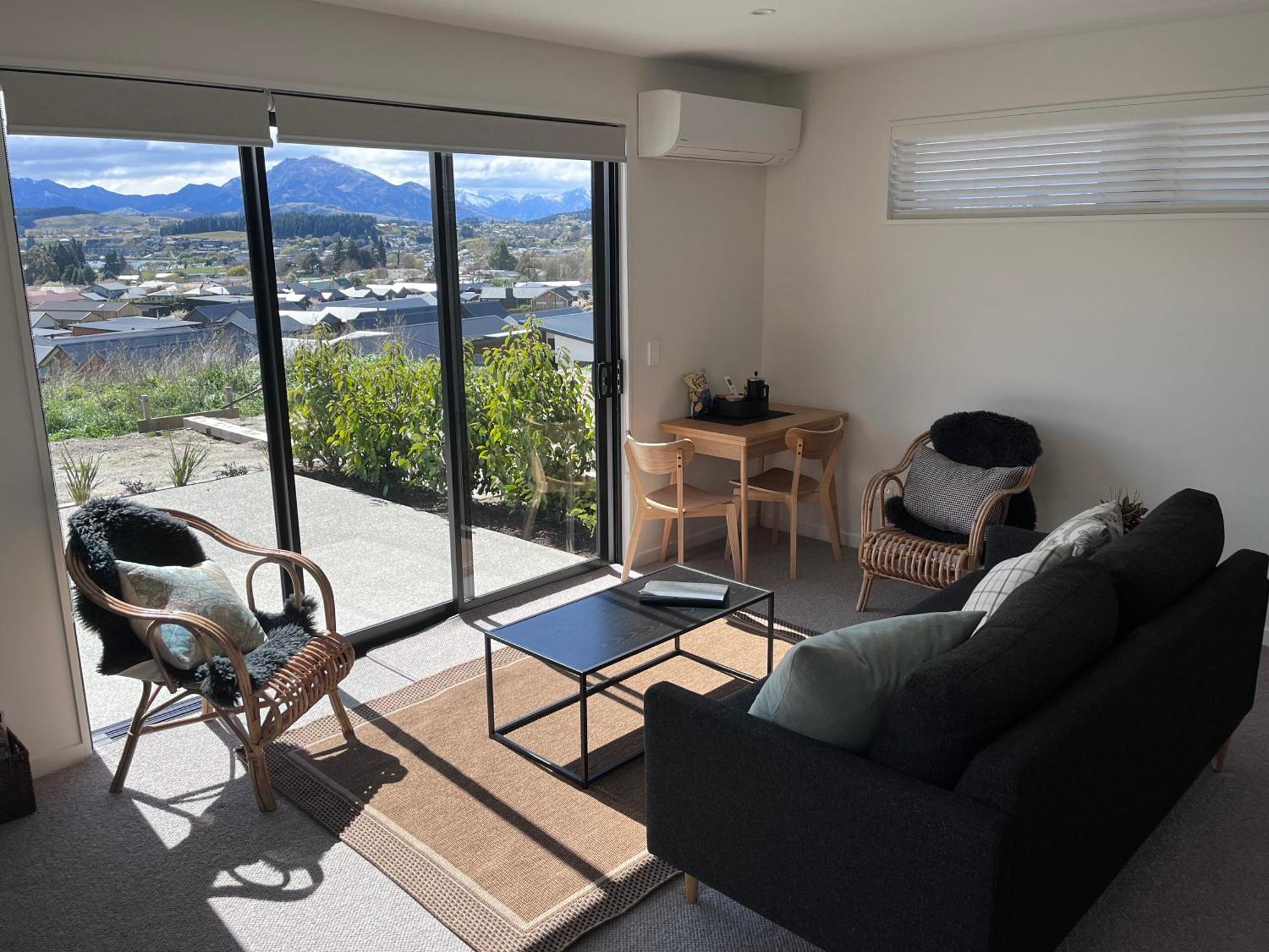 Lake Views - New Apartment With Room To Relax 와나카 외부 사진