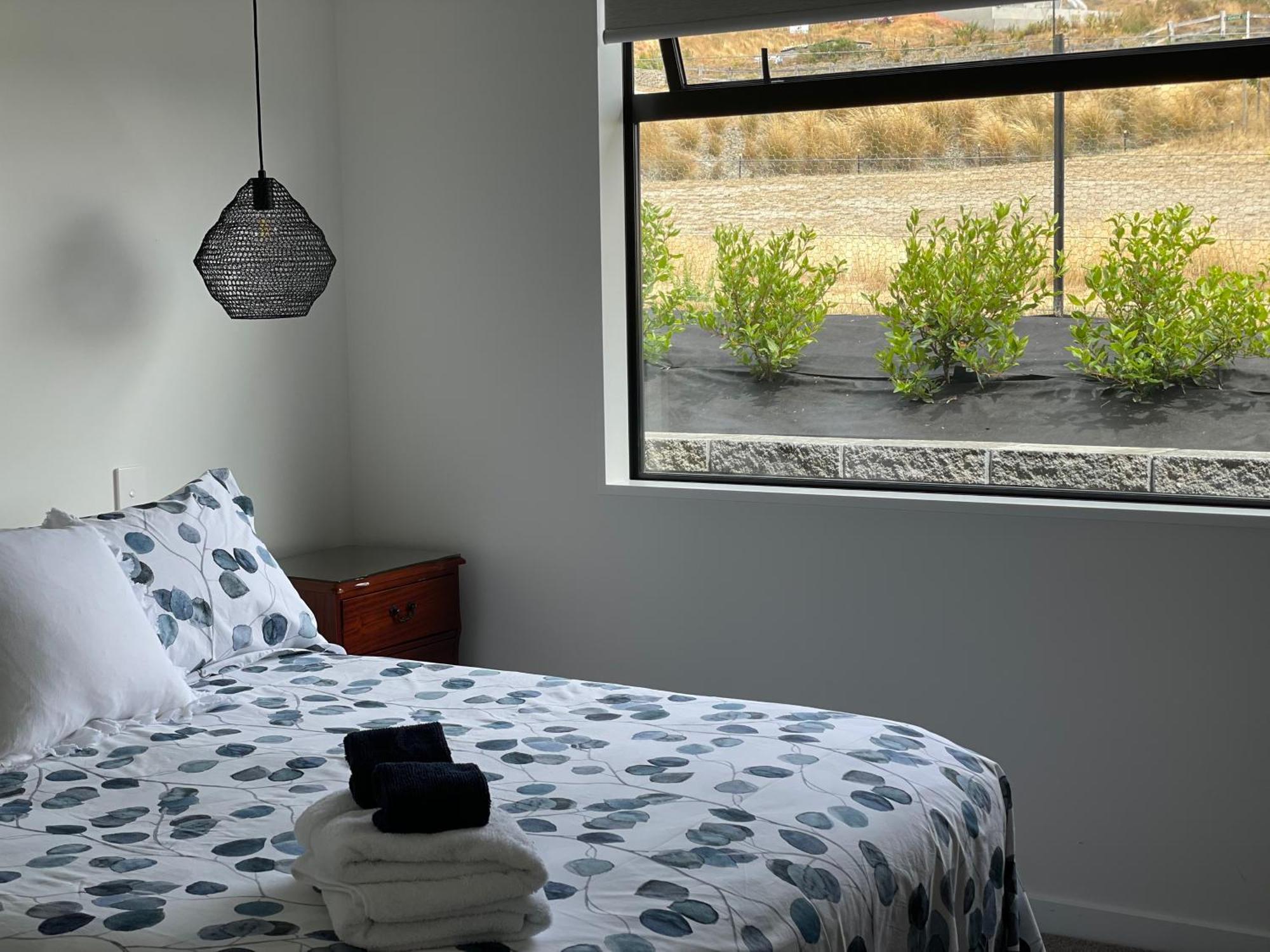 Lake Views - New Apartment With Room To Relax 와나카 외부 사진