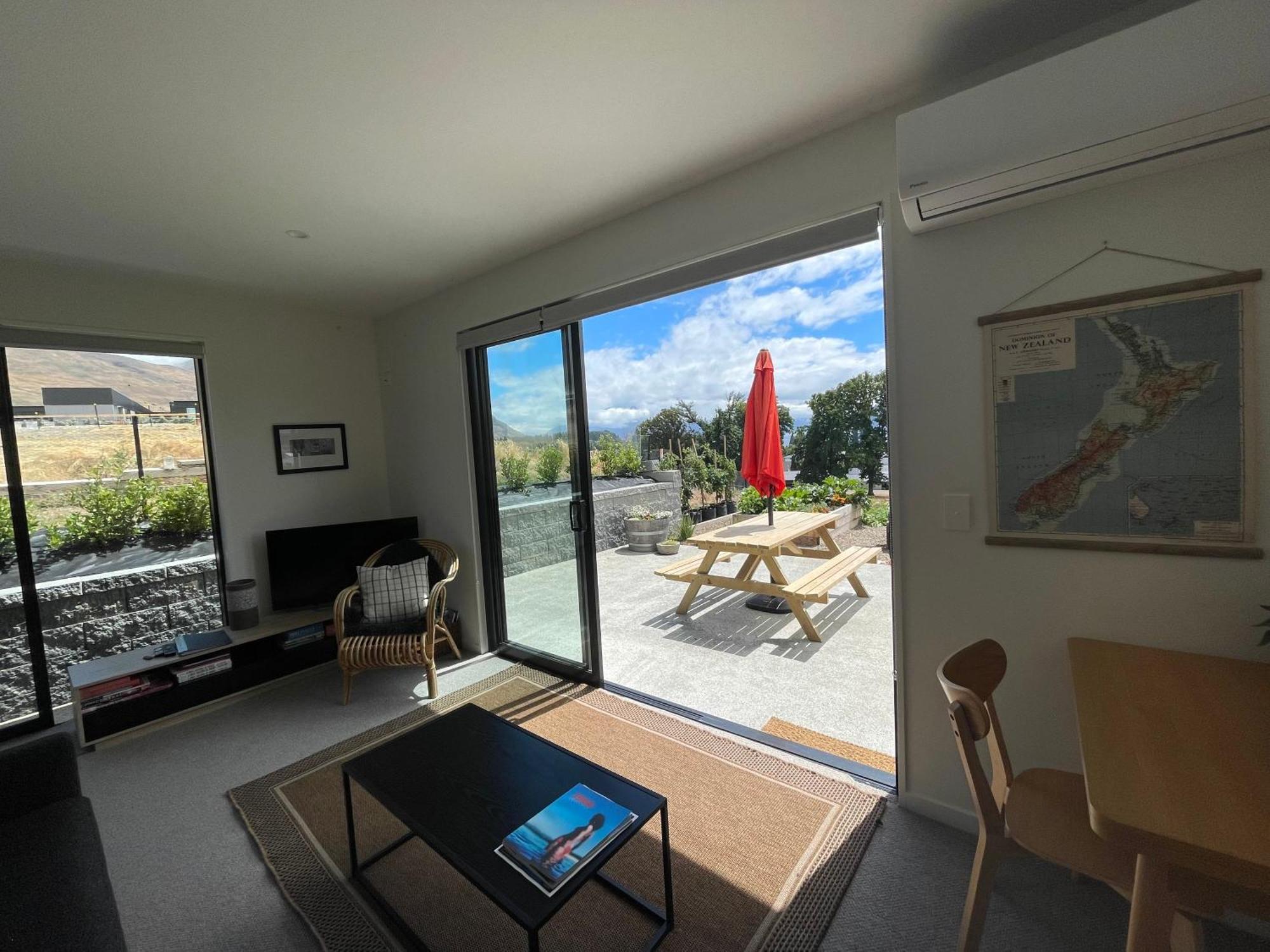 Lake Views - New Apartment With Room To Relax 와나카 외부 사진