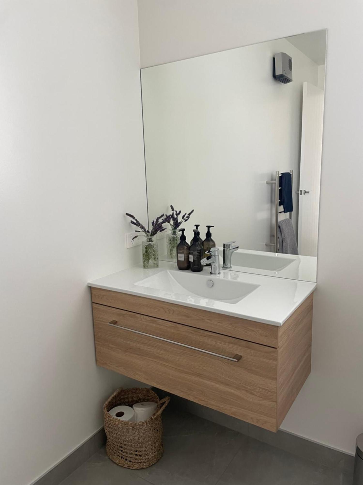 Lake Views - New Apartment With Room To Relax 와나카 외부 사진