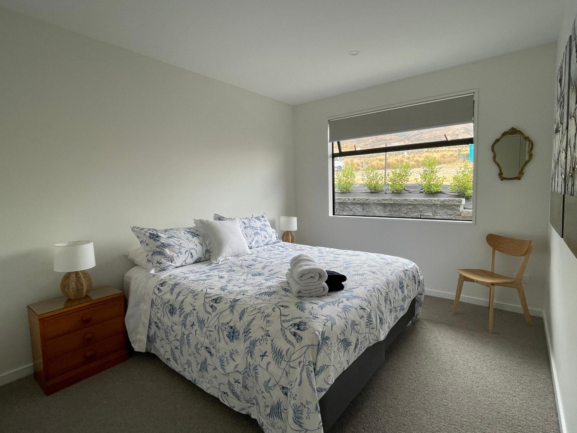 Lake Views - New Apartment With Room To Relax 와나카 외부 사진