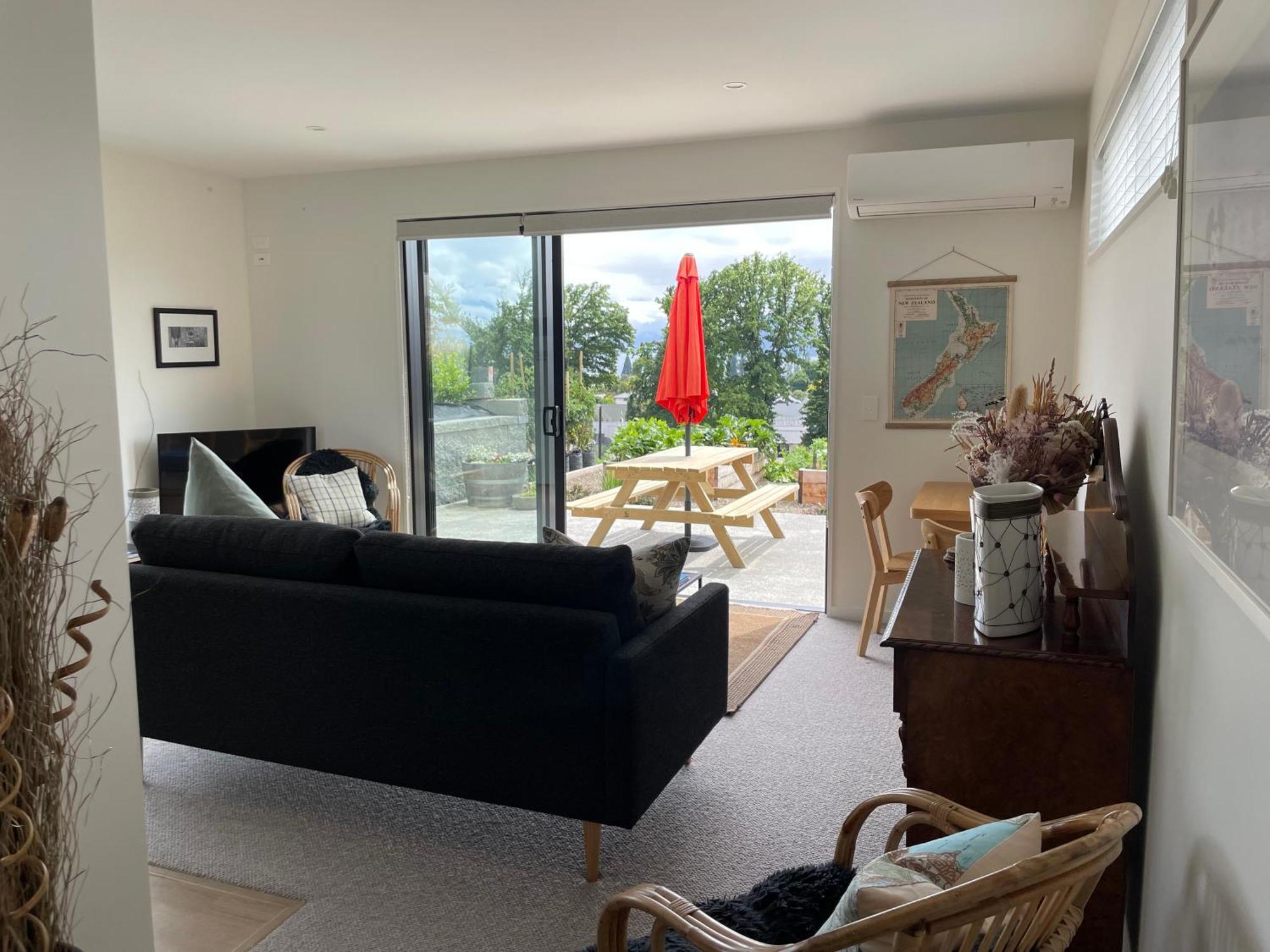 Lake Views - New Apartment With Room To Relax 와나카 외부 사진