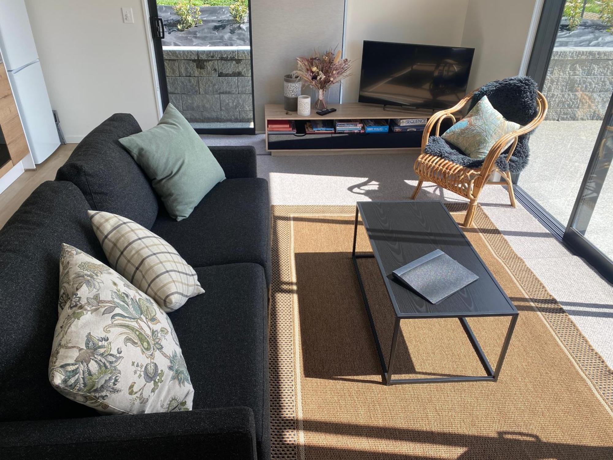 Lake Views - New Apartment With Room To Relax 와나카 외부 사진