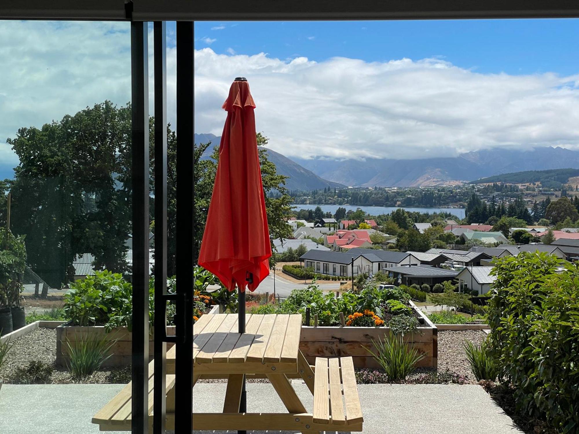 Lake Views - New Apartment With Room To Relax 와나카 외부 사진
